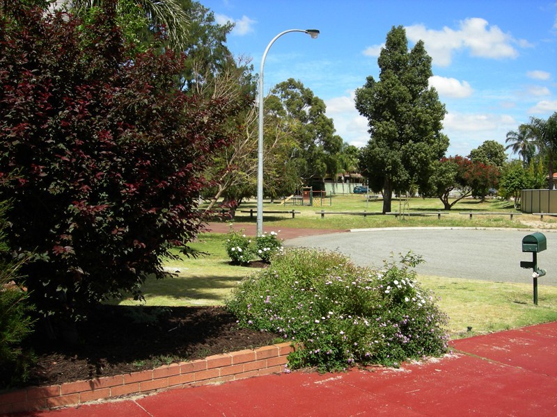 4 Clyde Place, Camillo WA 6111
