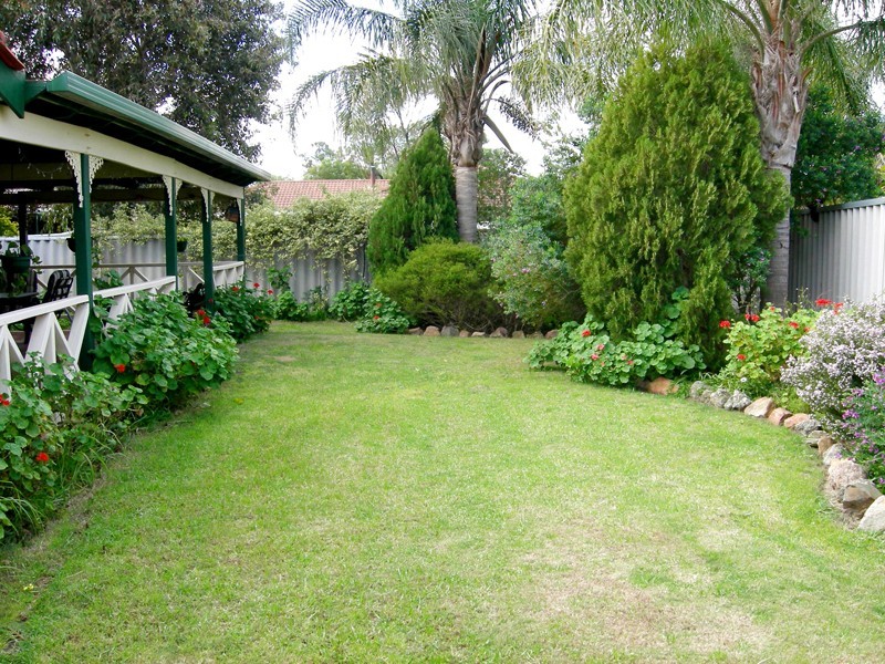 4 Clyde Place, Camillo WA 6111