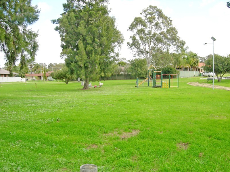 4 Clyde Place, Camillo WA 6111