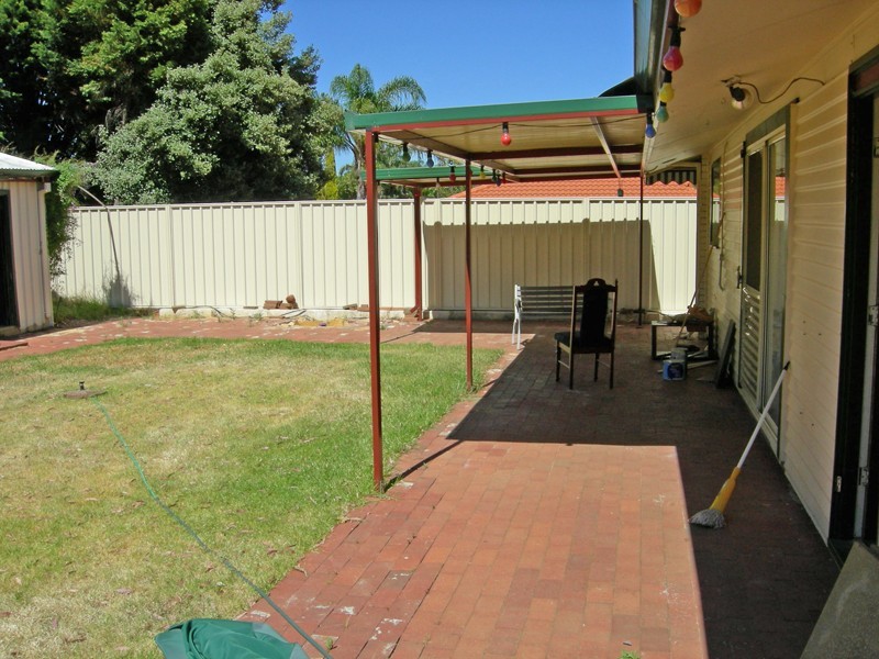 10 Brookside Avenue, Kelmscott WA 6111