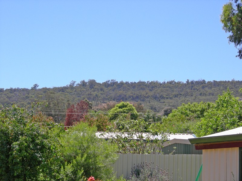 10 Brookside Avenue, Kelmscott WA 6111