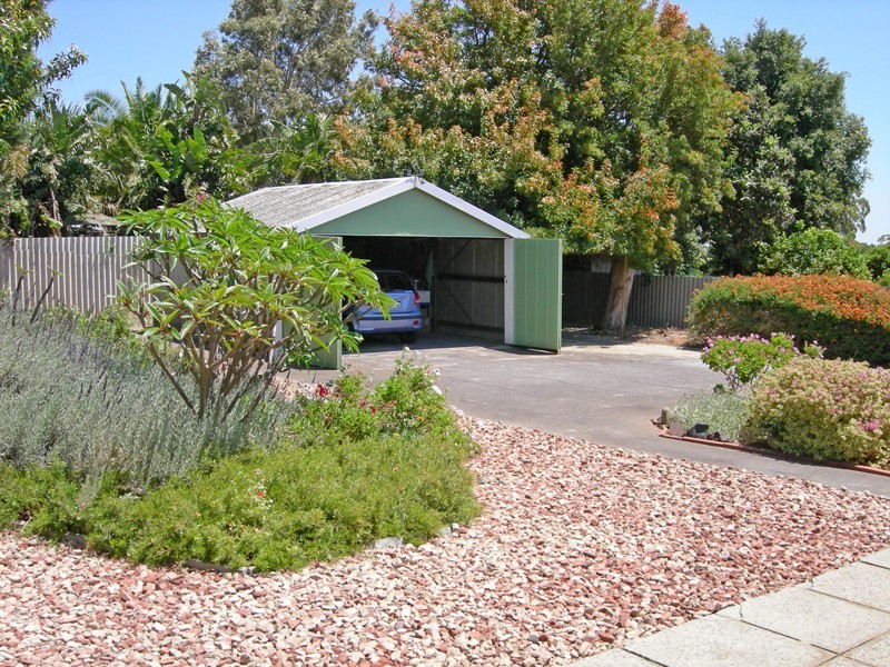 8 Galliers Avenue, Armadale WA 6112