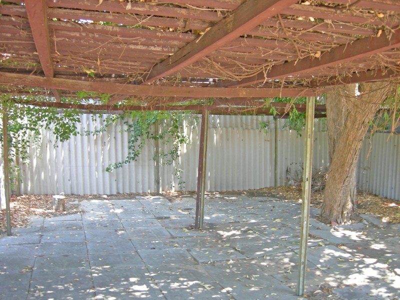 8 Galliers Avenue, Armadale WA 6112