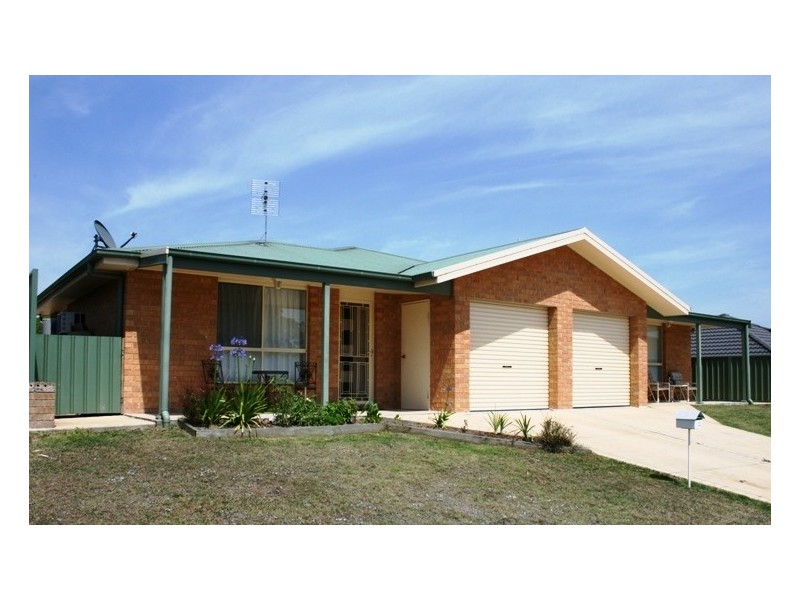 2/24 Hillview Avenue, Dungog NSW 2420