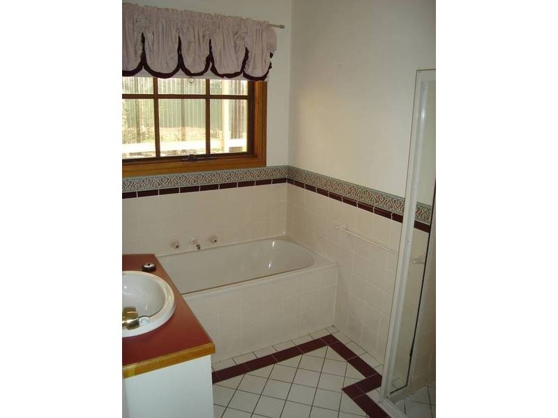 McCulloch Crescent, Wodonga VIC 3690