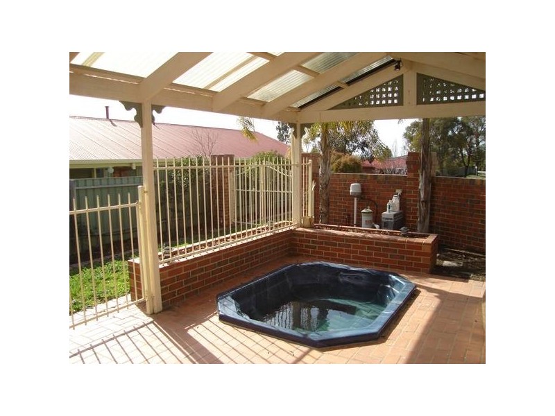 McCulloch Crescent, Wodonga VIC 3690