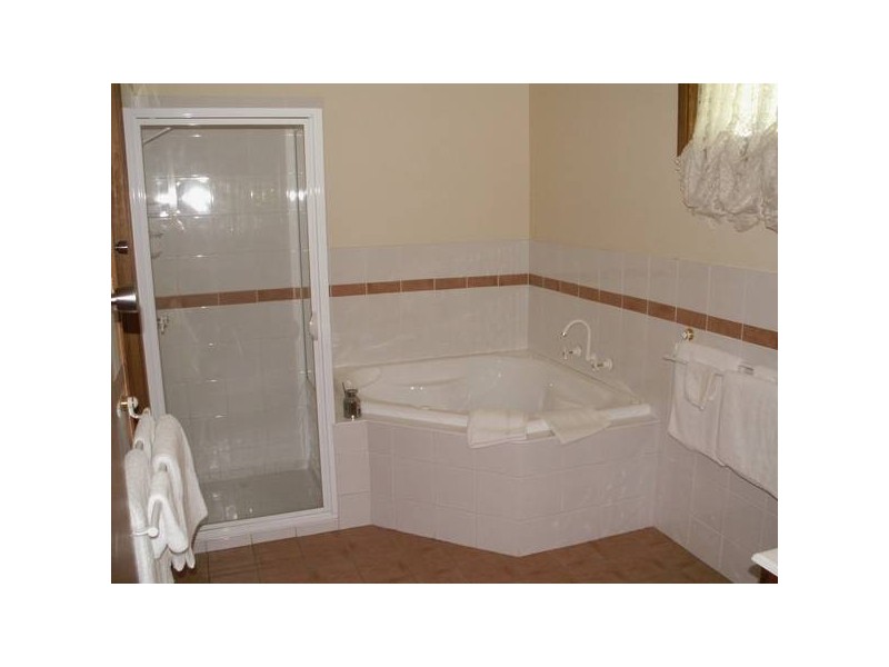 1 ASHWOOD AVENUE, Bright VIC 3741