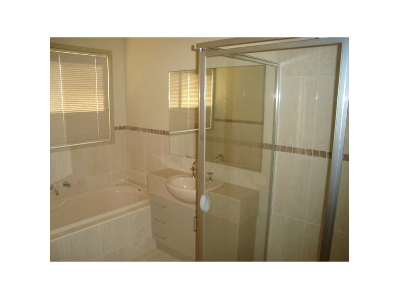 2/22 Mountain Way, Lavington NSW 2641