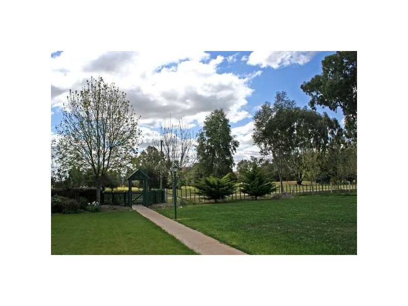 22 East Street, Howlong NSW 2643