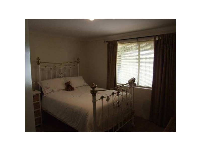 33 Balliol Ct, College Grove WA 6230
