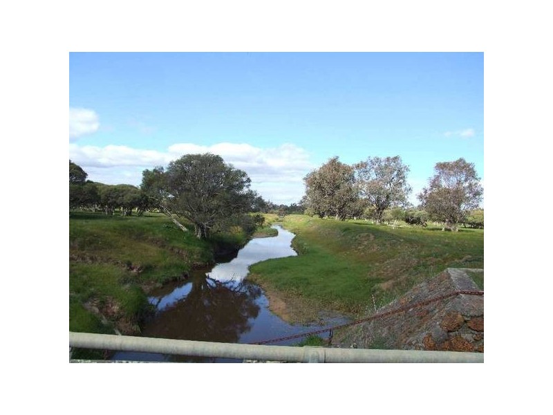 3242 Roselands Rd, Stratham WA 6237