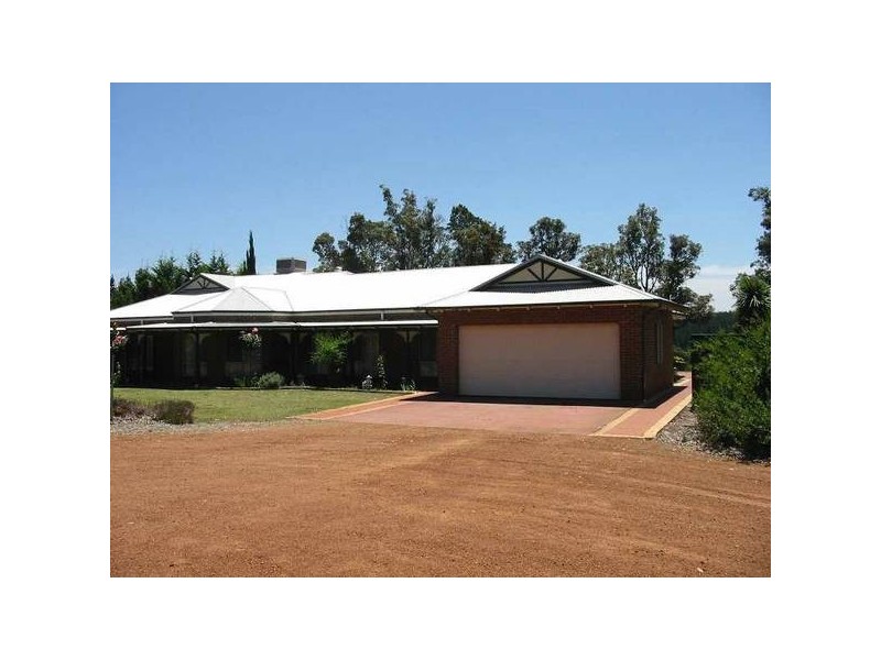 8 Banks Avenue, Collie WA 6225