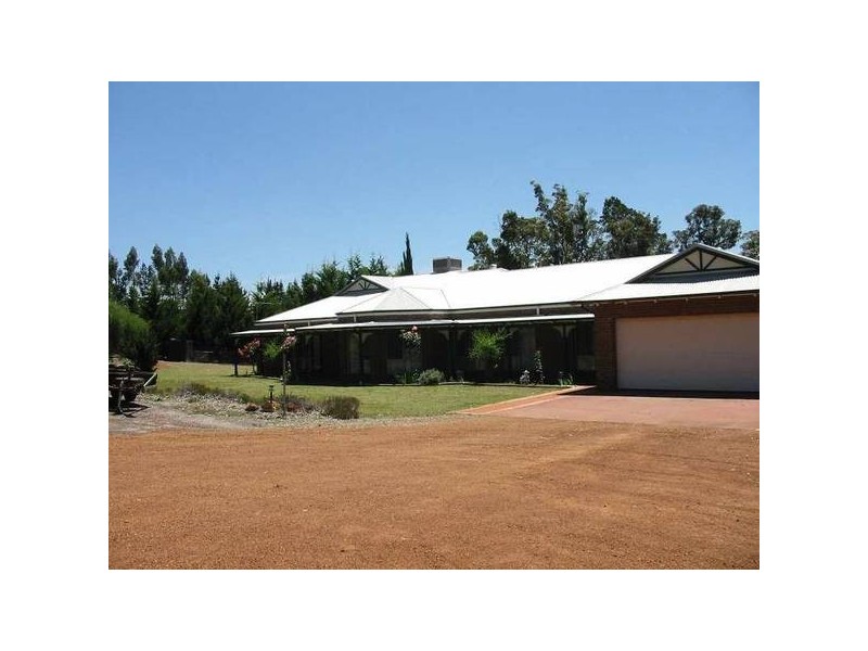 8 Banks Avenue, Collie WA 6225