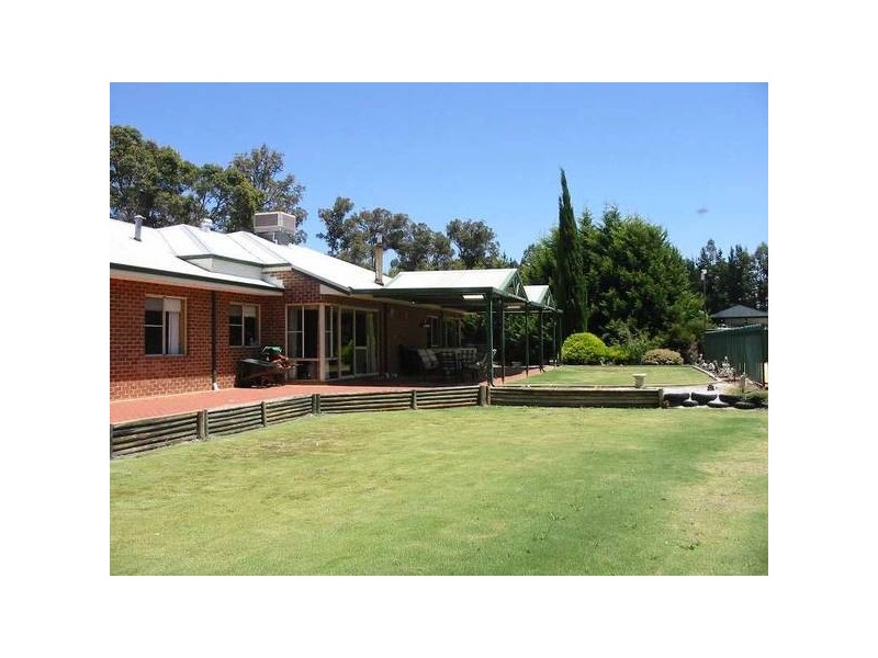 8 Banks Avenue, Collie WA 6225