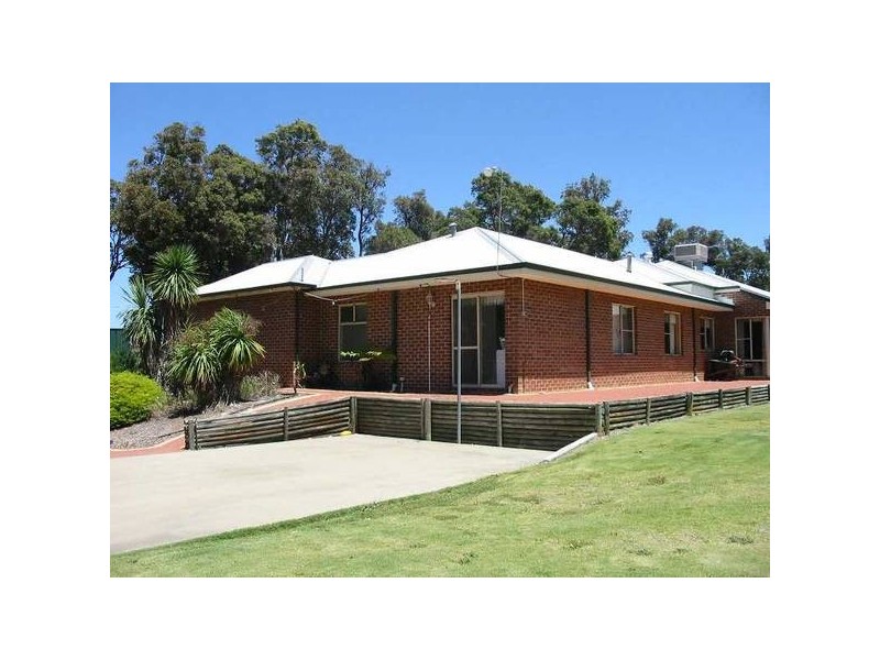 8 Banks Avenue, Collie WA 6225
