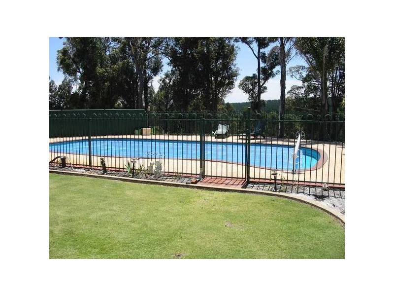 8 Banks Avenue, Collie WA 6225