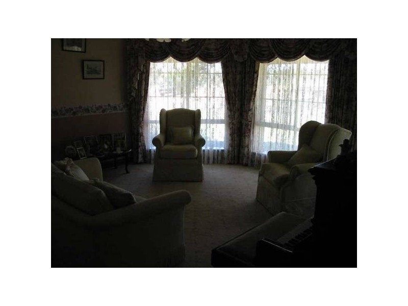 8 Banks Avenue, Collie WA 6225