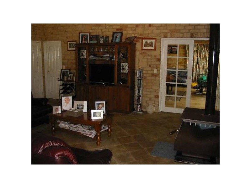 8 Banks Avenue, Collie WA 6225