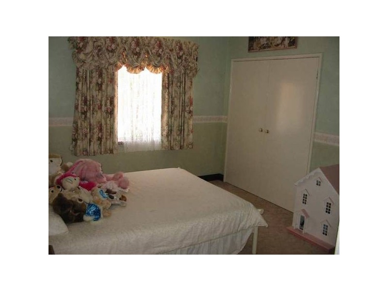 8 Banks Avenue, Collie WA 6225