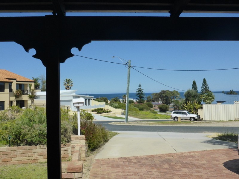 2 Walton Place, Quinns Rocks WA 6030