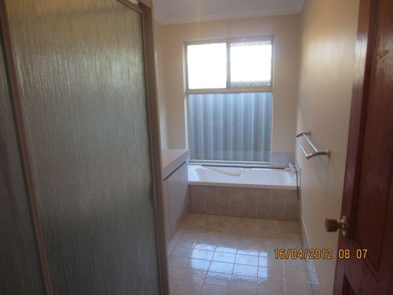 42 Midlothian Cresent, Kinross WA 6028