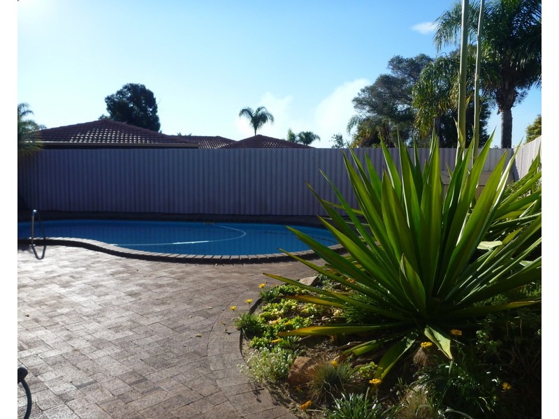 6 Defoe Court, Kingsley WA 6026