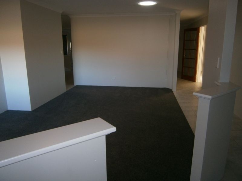 11 Allanbi Circle, Carramar WA 6031