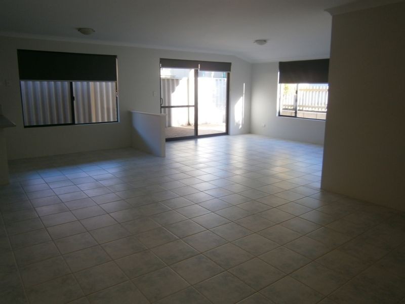 11 Allanbi Circle, Carramar WA 6031