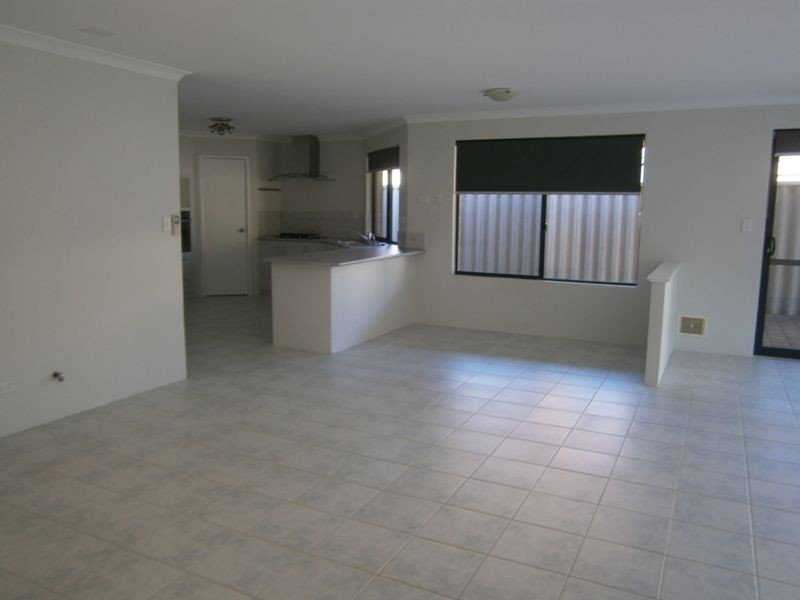 11 Allanbi Circle, Carramar WA 6031