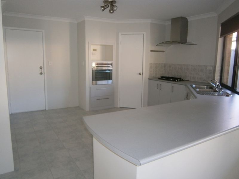 11 Allanbi Circle, Carramar WA 6031