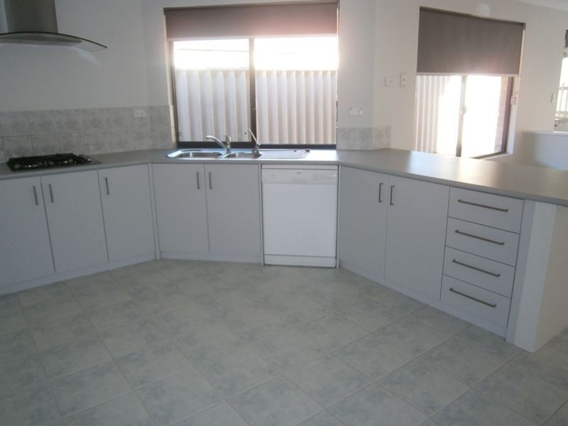 11 Allanbi Circle, Carramar WA 6031