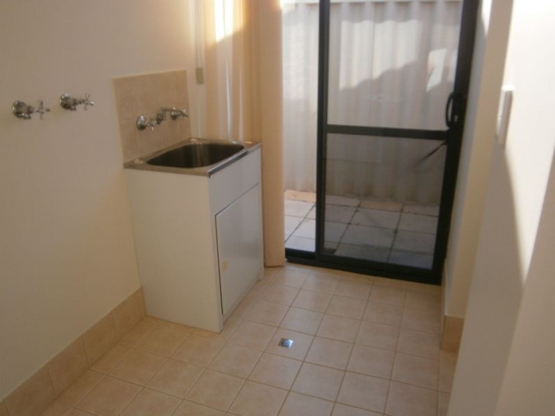 11 Allanbi Circle, Carramar WA 6031