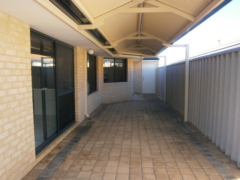 11 Allanbi Circle, Carramar WA 6031