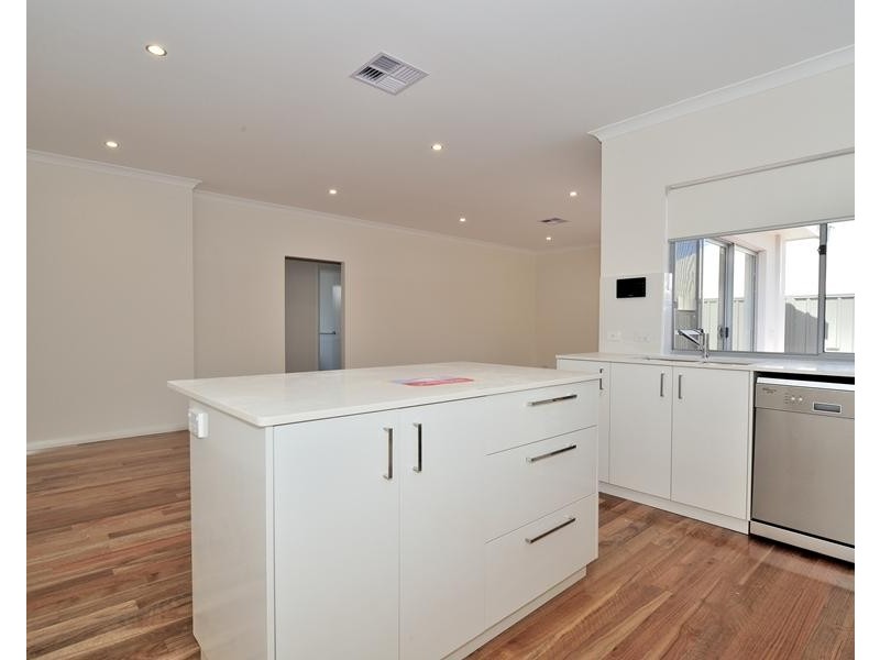 4/211 Royal Street, Yokine WA 6060