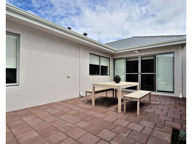 8/211 Royal Street, Yokine WA 6060