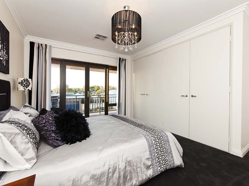 2/1 Gamble Way, Karrinyup WA 6018