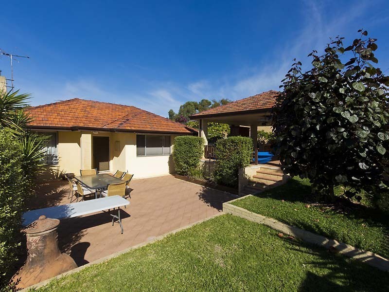 18 Gwelup Street, Karrinyup WA 6018