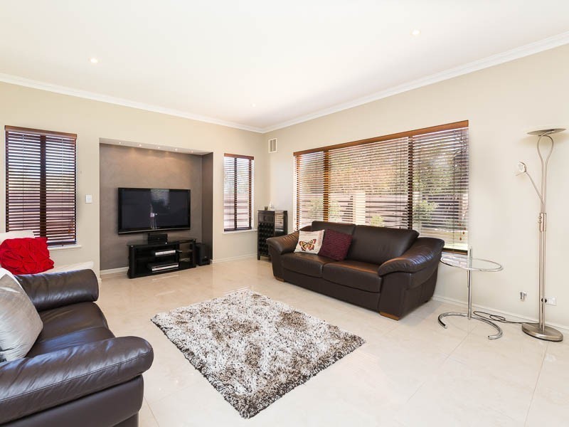 18 Ambergate Street, Karrinyup WA 6018