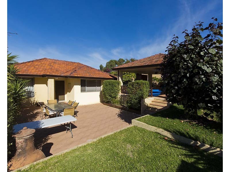 18 Gwelup Street, Karrinyup WA 6018