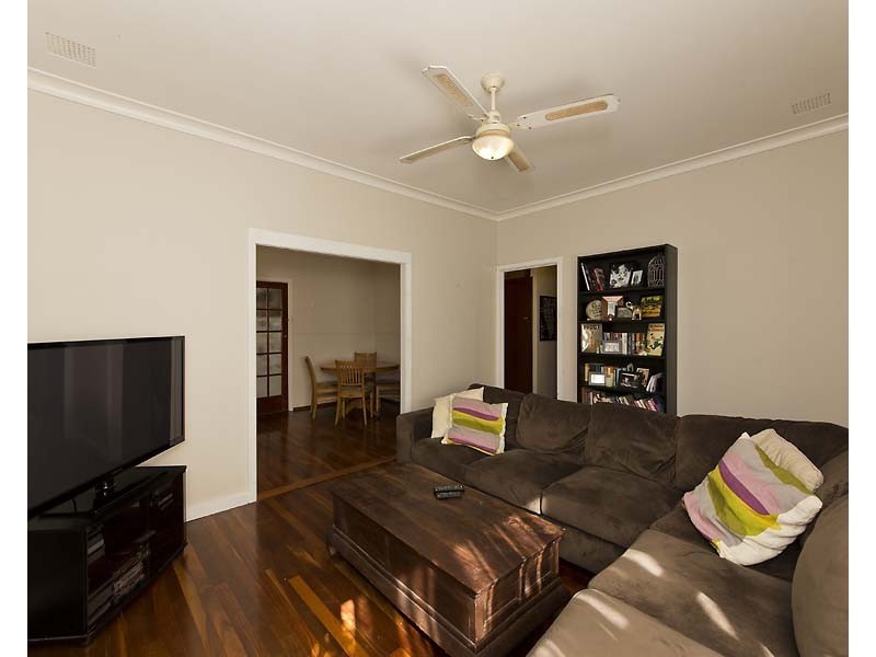 18 Gwelup Street, Karrinyup WA 6018