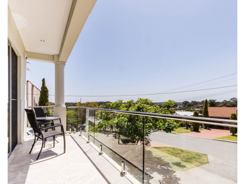 14 Luccombe Way, Karrinyup WA 6018