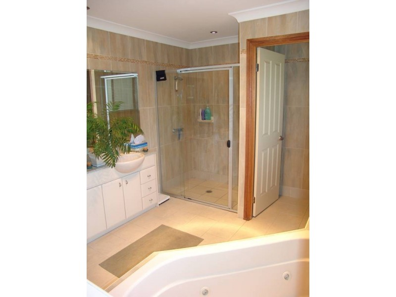 6 Heysen Place, Casula NSW 2170