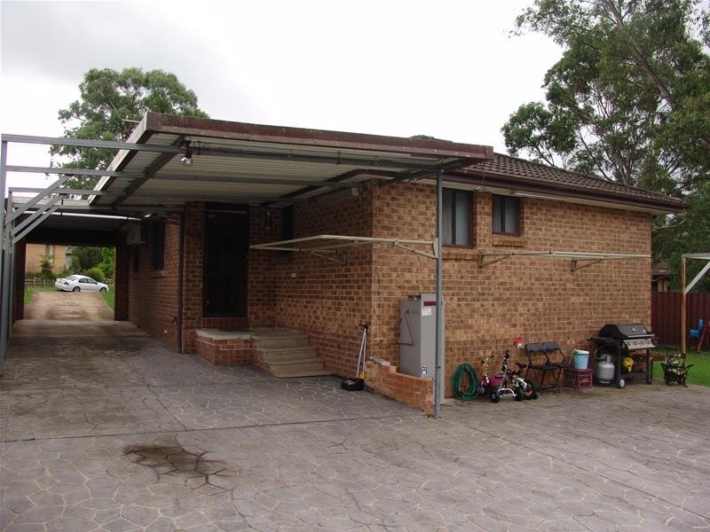4 Arum Place, Macquarie Fields NSW 2564
