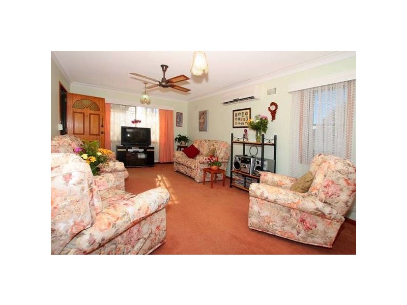 4 Collins Street, Lurnea NSW 2170