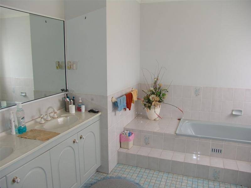 126 Kelvin Park Drive, Bringelly NSW 2556