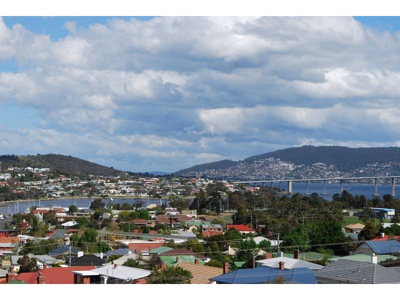 10 Tianna Road, Lindisfarne TAS 7015