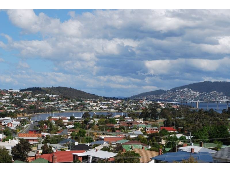 10 Tianna Road, Lindisfarne TAS 7015