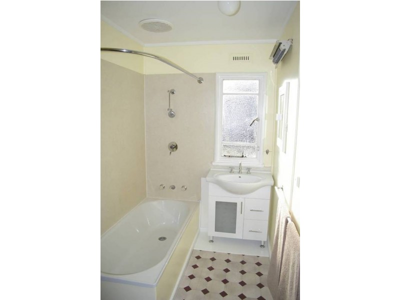 118 Bass Street, Warrane TAS 7018