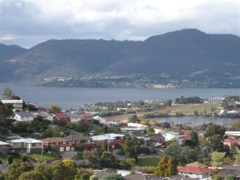 2/12 Tris Court, Berriedale TAS 7011