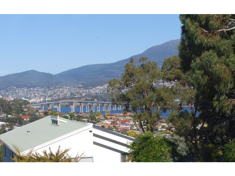 145 Malunna Road, Lindisfarne TAS 7015